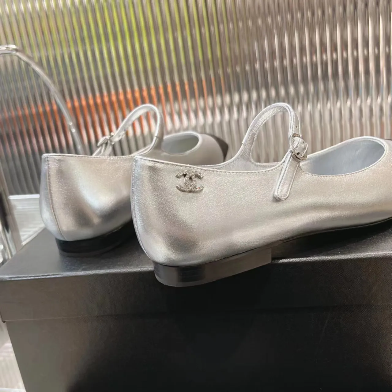 👟👟Ex-factory price 520👟👟 (Top version) CHANEL 24P early spring new trapezoidal toe high-heeled shoes, high version of one-strap, pointed square toe, color-blocked Mary Jane shoes, Xiaoxiang𝐂's two most popular shoes this year are these small silver shoes and big-toe shoes. It is difficult to find these shoes in the counter. It breaks the conventional pointed square toe design and gives people a refreshing feeling. I thought it was good-looking. Only when you put it on your feet will you know how easy it is to wear. It is really special and fashionable. The side rhinestones 𝐋𝐨𝐠𝐨 are very eye-catching. The smooth shoe shape is full of high-end feeling. I can think of countless outfits at the moment. Upper: imported cowhide/metallic film grain leather. Foot pad: sheepskin. Lining: sheepskin. Sole: Italian genuine leather outsole. Heel height: 1cm. Color: white/silver/black/pink. 4 colors size: 35-40 (41 made to order, non-refundable and non-exchangeable)